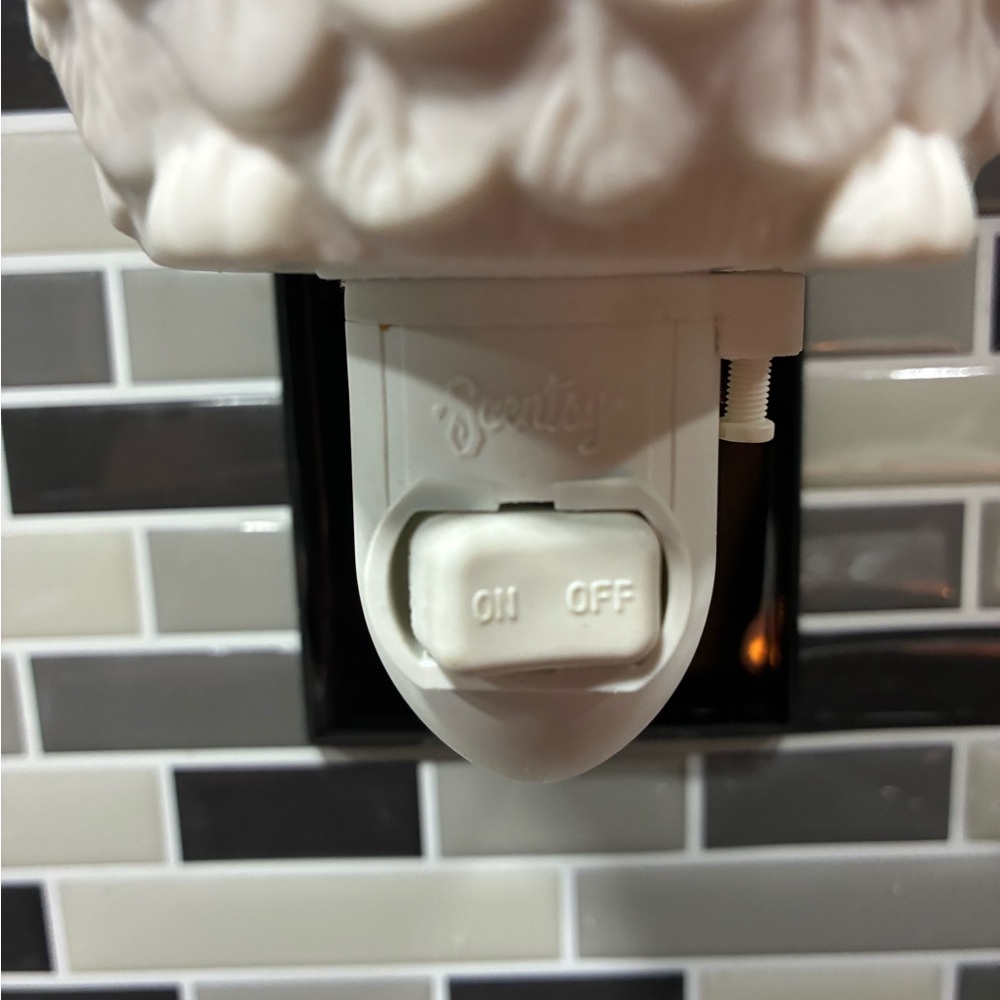 PreOwned Scentsy White Ceramic Owl Night Light - Picture 7 of 7